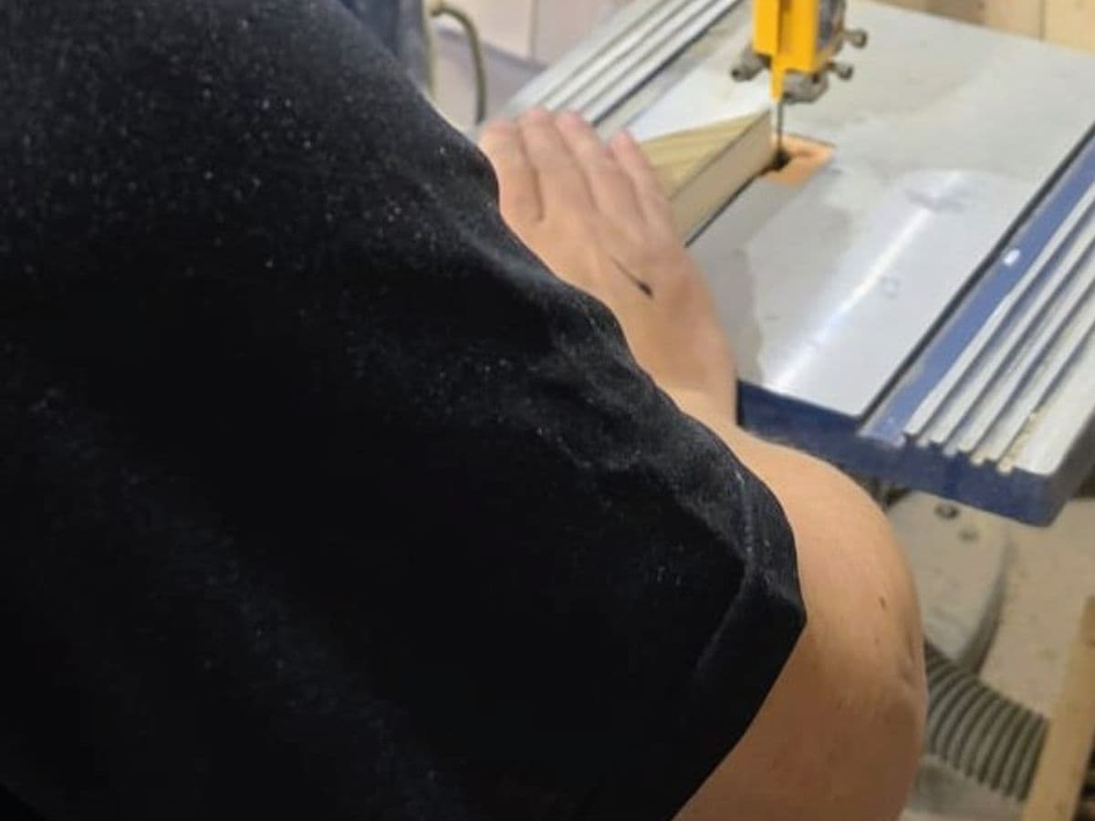Cutting timber on the band saw