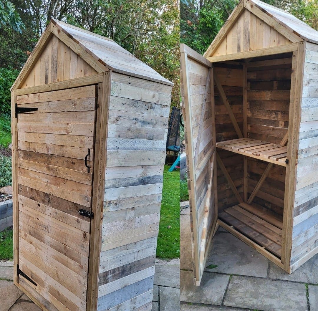 Log store with doors