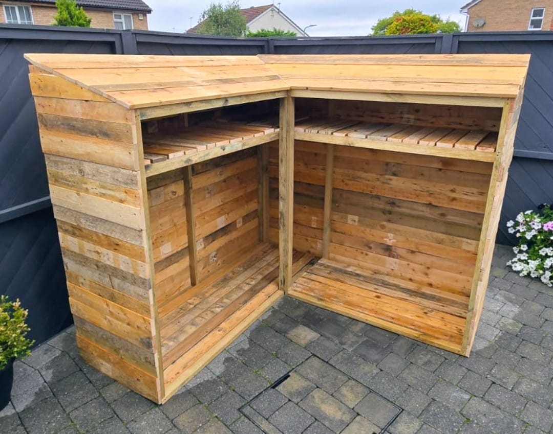 Corner log store
